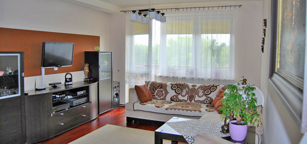 widok na umeblowany salon w apartamencie do sprzedaży w Lublinie