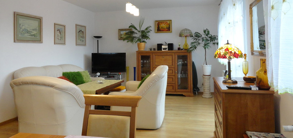 zdjęcie przedstawia salon w apartamencie do sprzedaży w okolicy Brodnicy