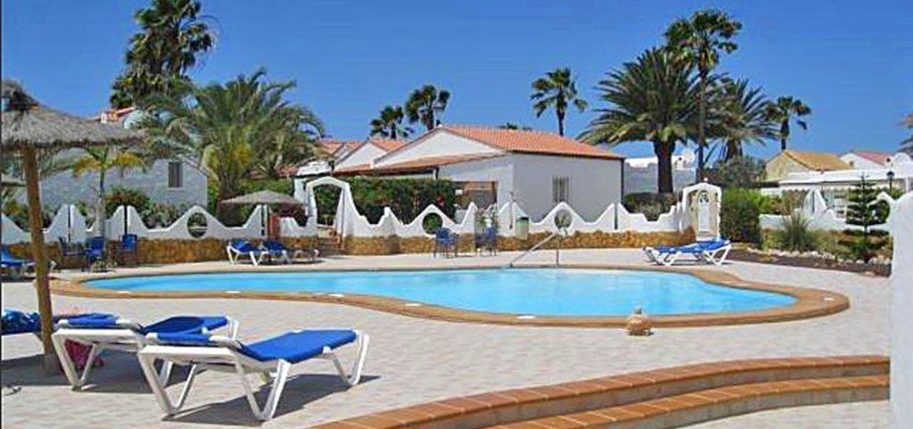 zdjęcie przedstawia widok na basen i taras przy luksusowym apartamencie do sprzedaży w Hiszpanii