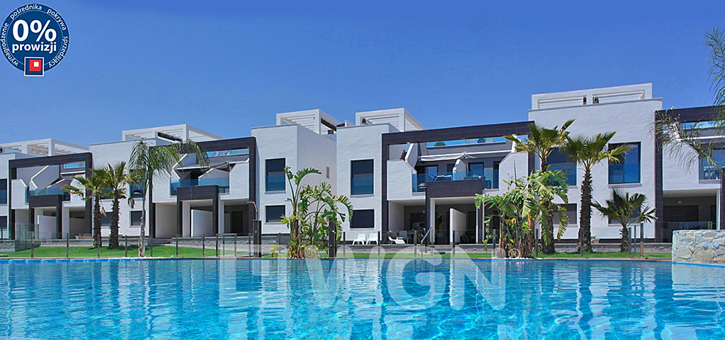 widok od strony basenu na luksusowy apartamentowiec w Hiszpanii, w którym znajduje się oferowany na sprzedaż apartament