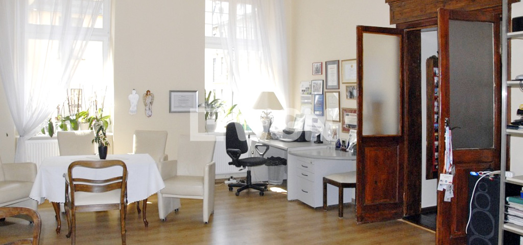 zdjęcie przedstawia salon umeblowany w stylu klasycznym