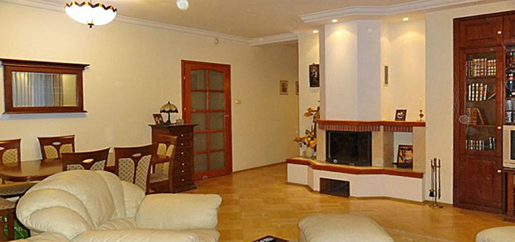 zdjęcie przedstawia salon z kominkiem w luksusowym apartamencie na sprzedaż w Warszawie
