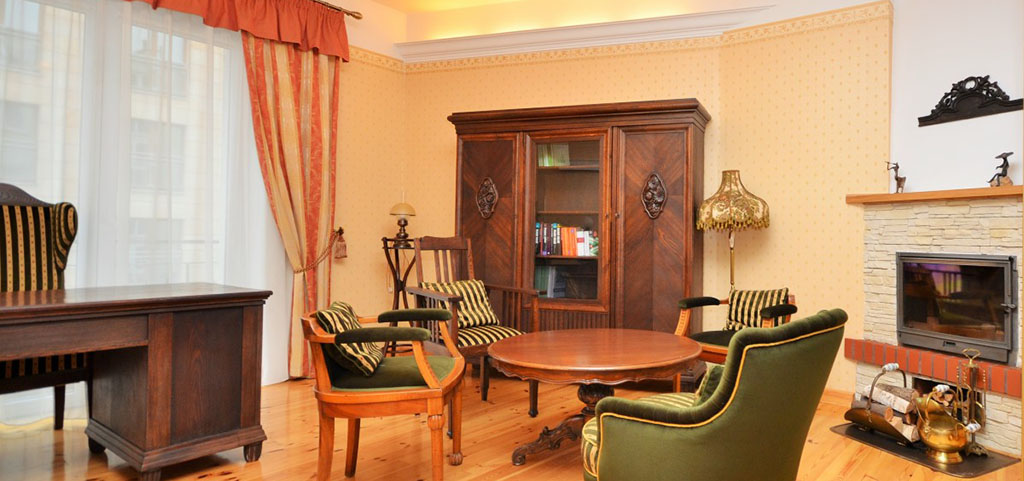 Wnętrze luksusowego apartamentu do sprzedaży w Warszawie, widok na duży pokój