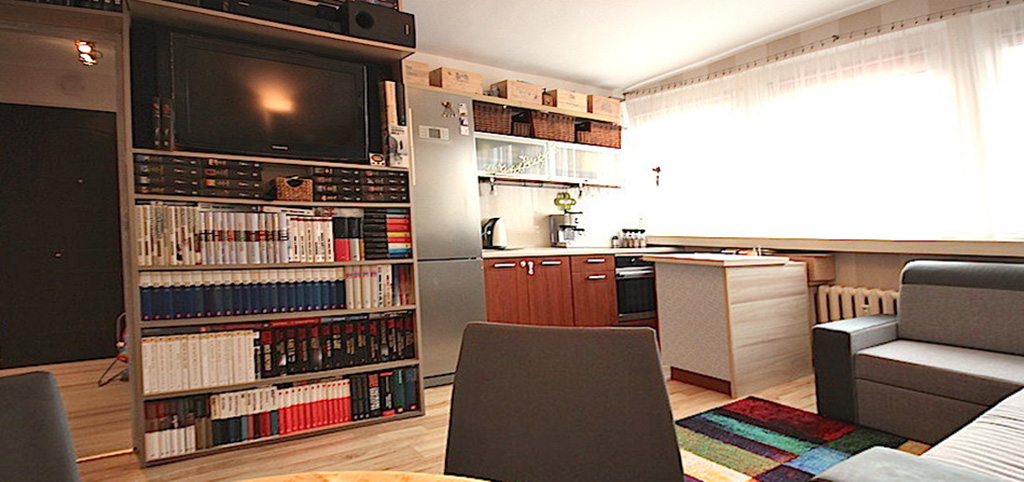 zdjęcie przedstawia apartament położony w centrum Szczecina do sprzedaży, widok na salon