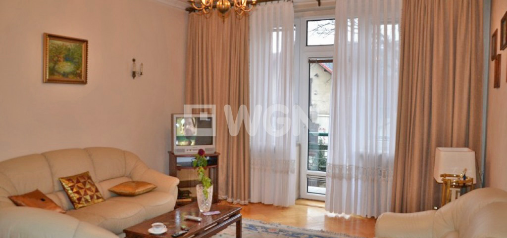 zdjęcie przedstawia salon w luksusowym apartamencie do sprzedaży w Krakowie