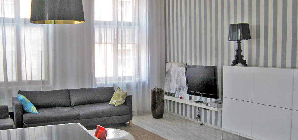 na zdjęciu duzy pokój w luksusowym apartamencie do sprzedaży w Łodzi
