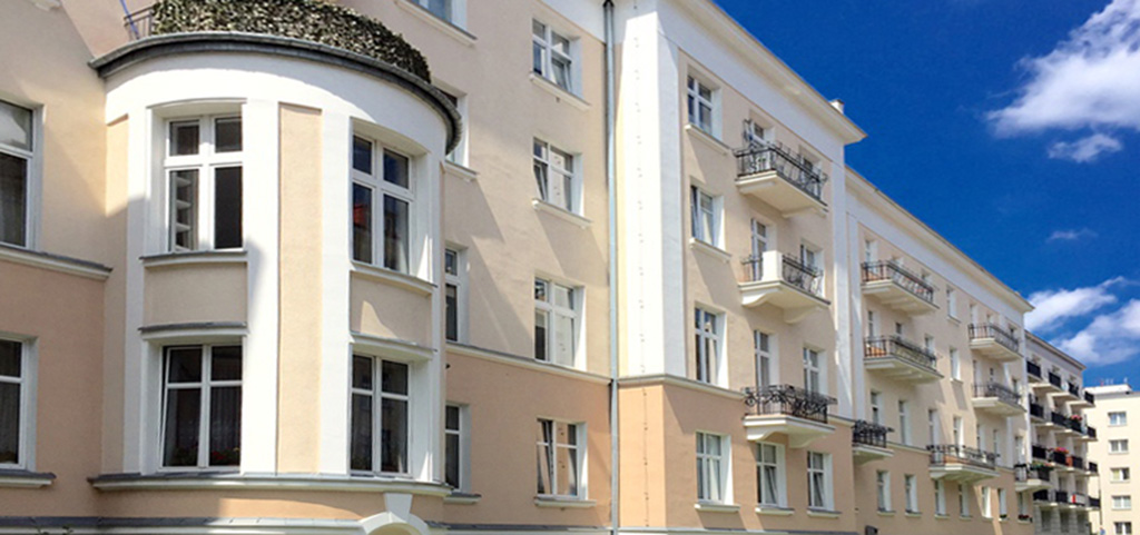 widok na kamienicę w Warszawie, w której znajduje się oferowany apartament na sprzedaż