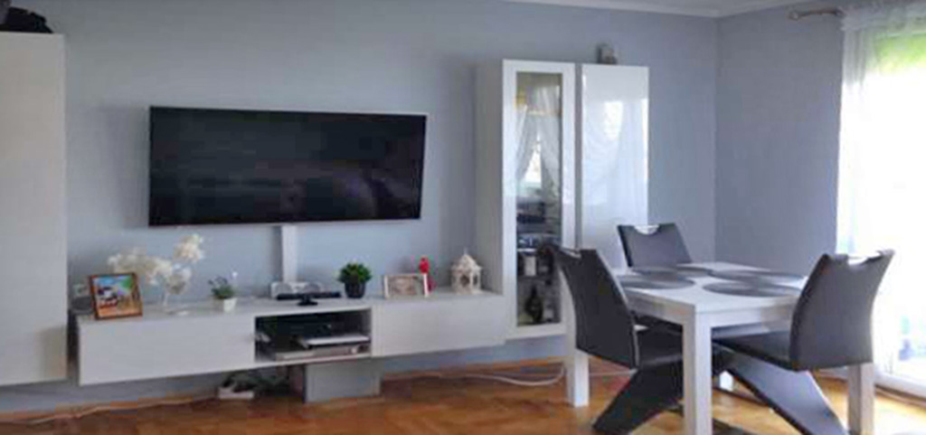 zdjęcie przedstawia fragment salonu ze sprzętem RTV w apartamencie do sprzedaży w Szczecinie