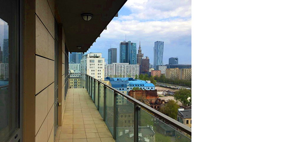 widok z tarasu na panoramę miasta w apartamencie na sprzedaż w Warszawie