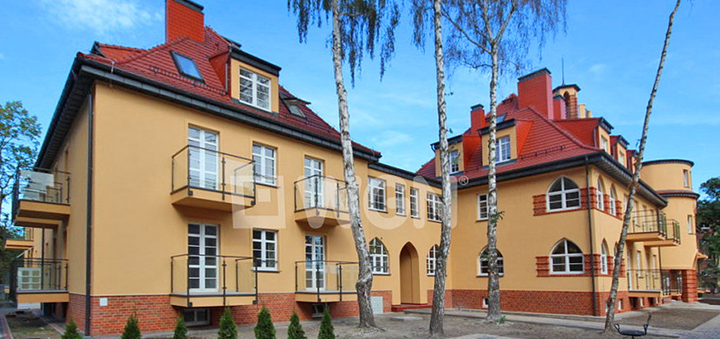 zdjęcie przedstawia widok z ulicy na apartamentowiec w Świnoujściu, w którym znajduje się oferowany apartament na sprzedaż