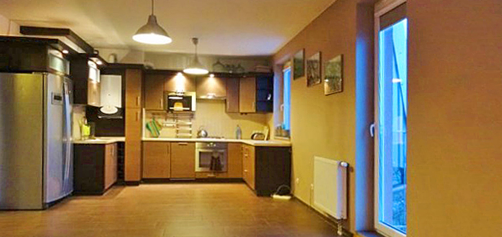 widok z salonu na aneks kuchenny w apartamencie do wynajęcia w okolicach Wrocławia