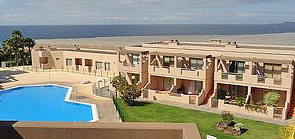 widok z okien i tarasu luksusowego apartamentu na basen o morze w Hiszpanii