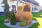 kamień przed wejściem do luksusowej rezydencji na sprzedaż Będzin